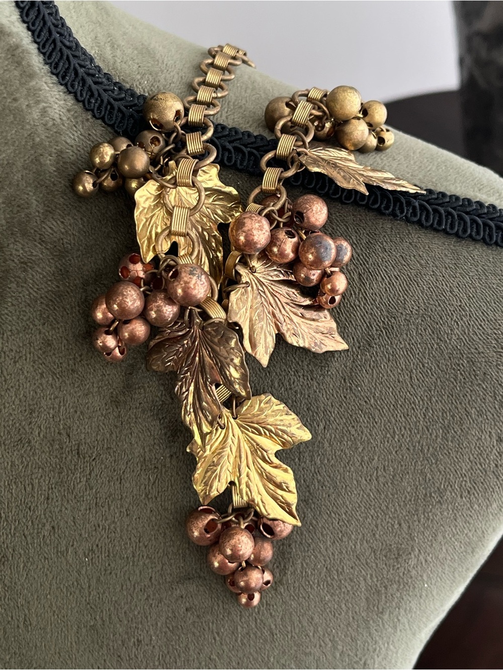 Vintage Miriam Haskell Style Grape Vine Leaf Beaded Drop Gold Bib Chain Necklace - Picture 4 of 6